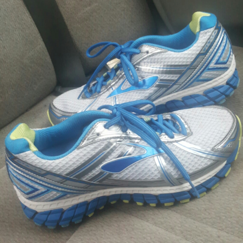 Women's Brooks GTS 15 athletic sneakers sz 9.5W
